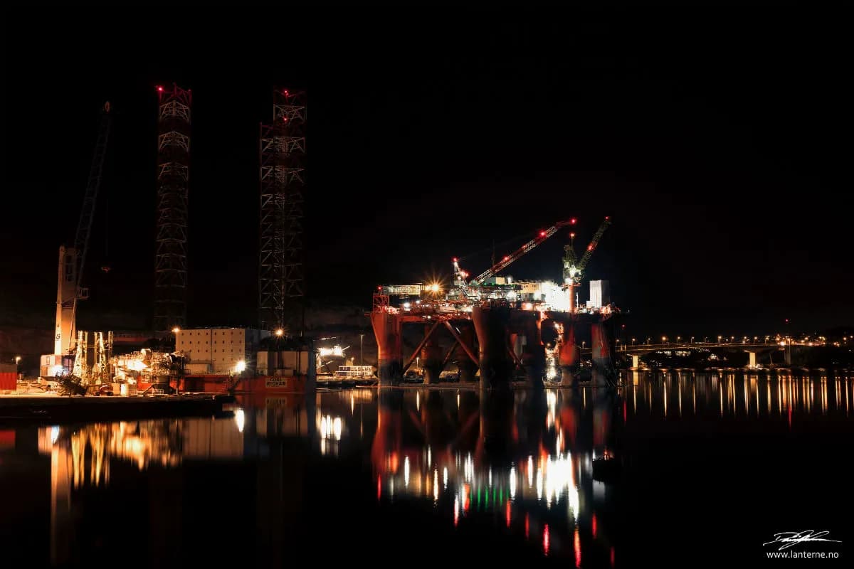 COSL Rigmar og COSL Rival speiler seg i Kristiansand havn om natten