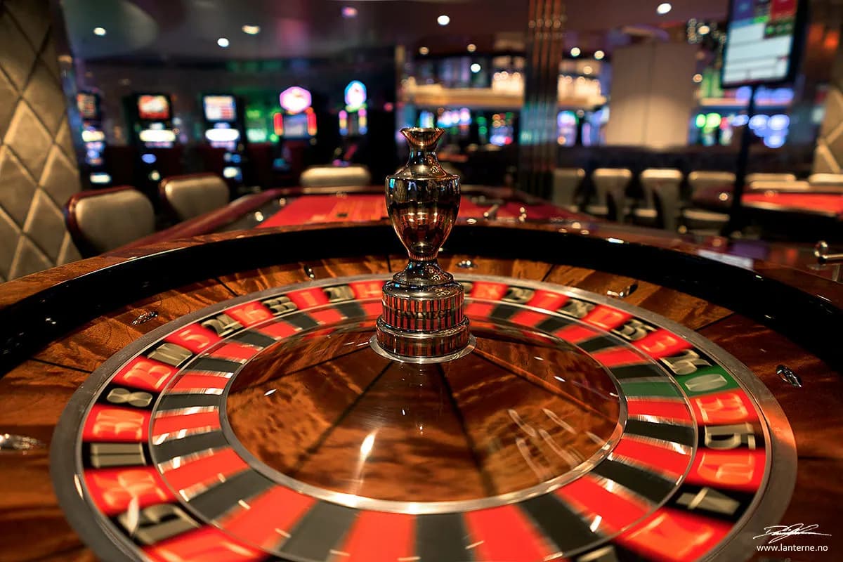 Roulettehjul i forgrunnen i Casino Royale om bord på Harmony of the Seas