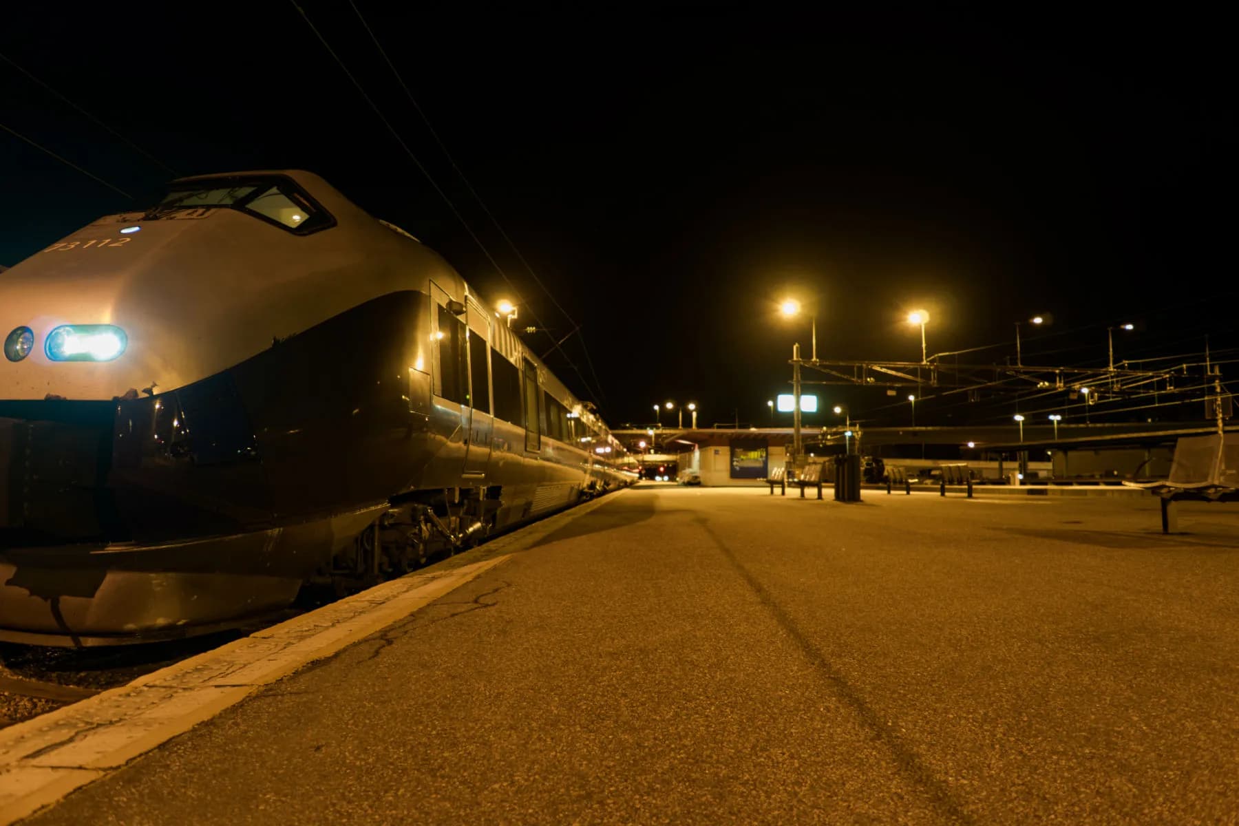 NSB-tog parkert ved opplyst plattform på Kristiansand togstasjon