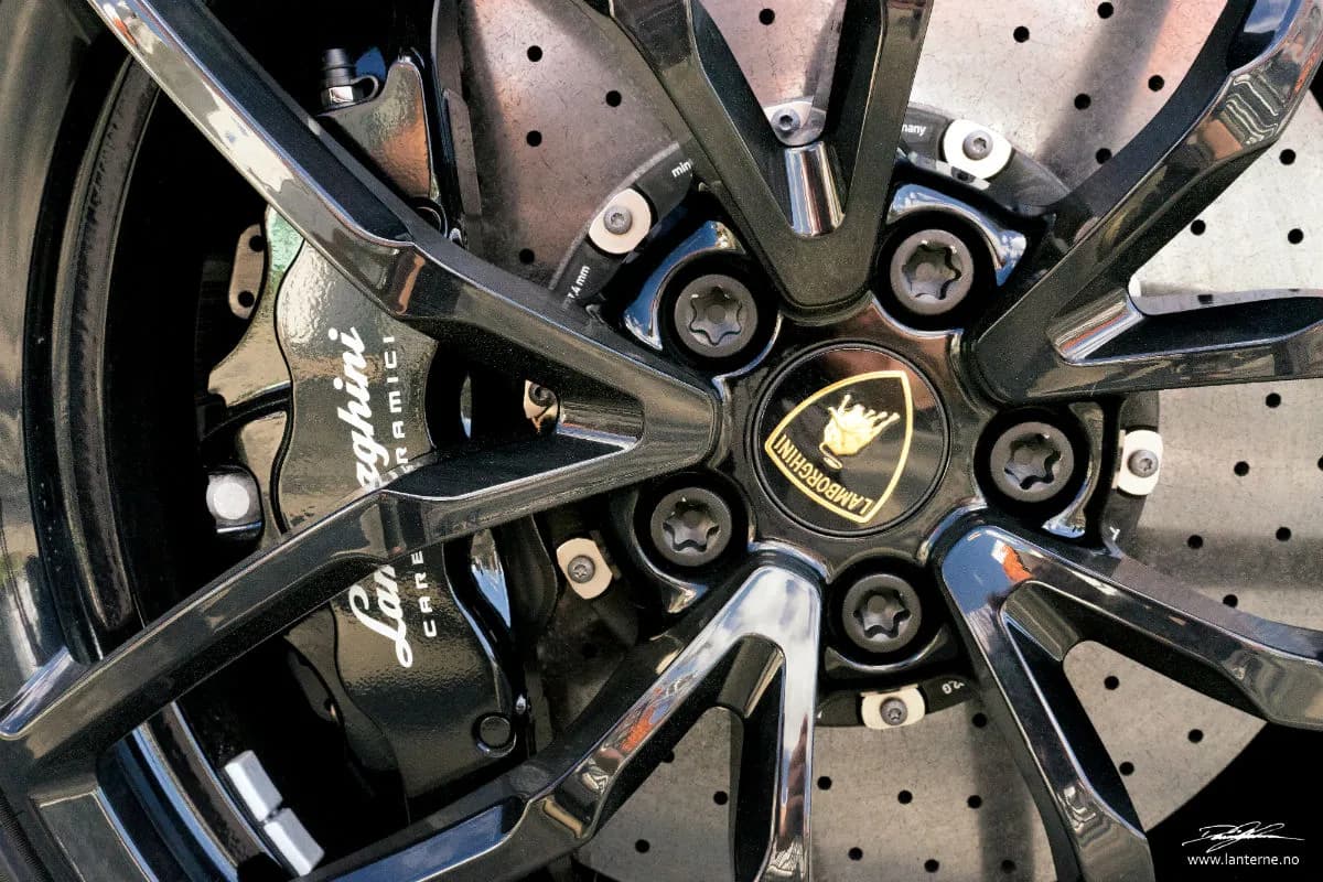 Nærbilde av felg og keramiske bremseskiver på Lamborghini Huracán