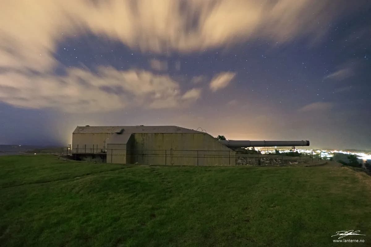 Kanonstilling ved Møvik fort under stjernehimmel og drivende skyer
