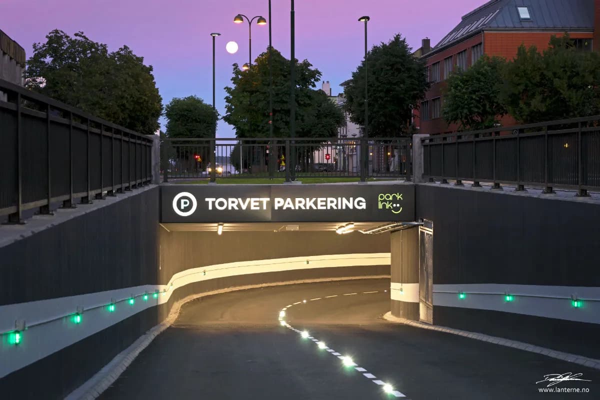 Innkjørsel til Torvet Parkering i Kristiansand i blå time