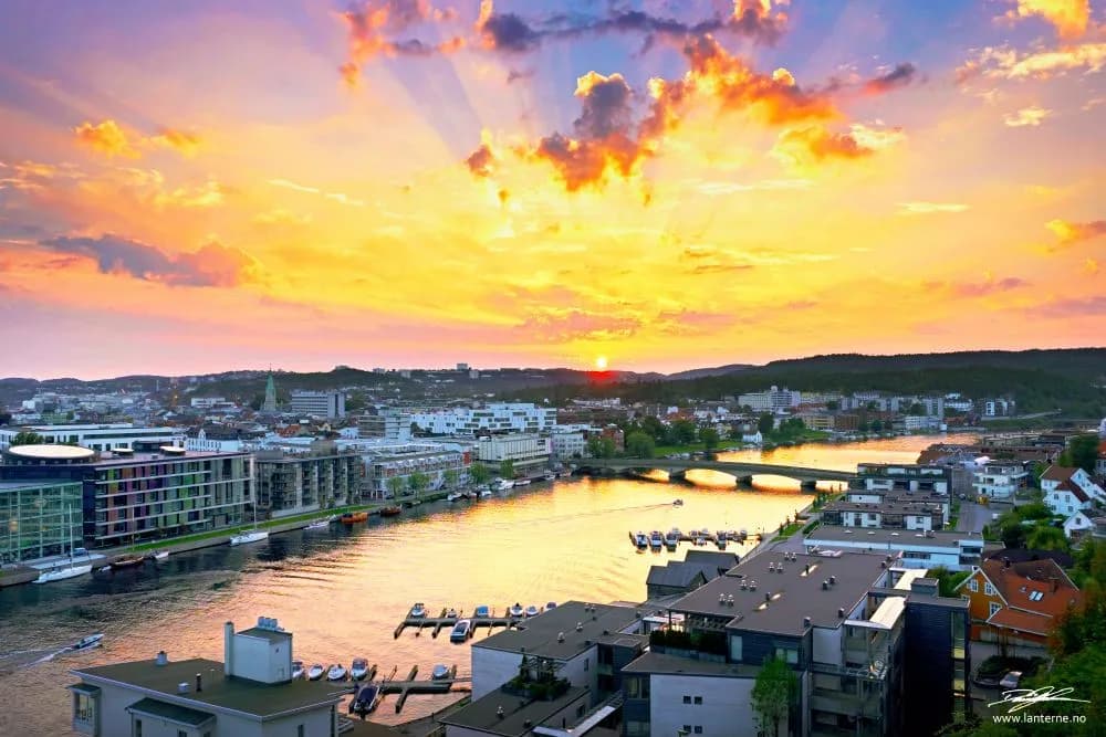 Solnedgang over Otra og Kvadraturen med Lundsbroa i Kristiansand