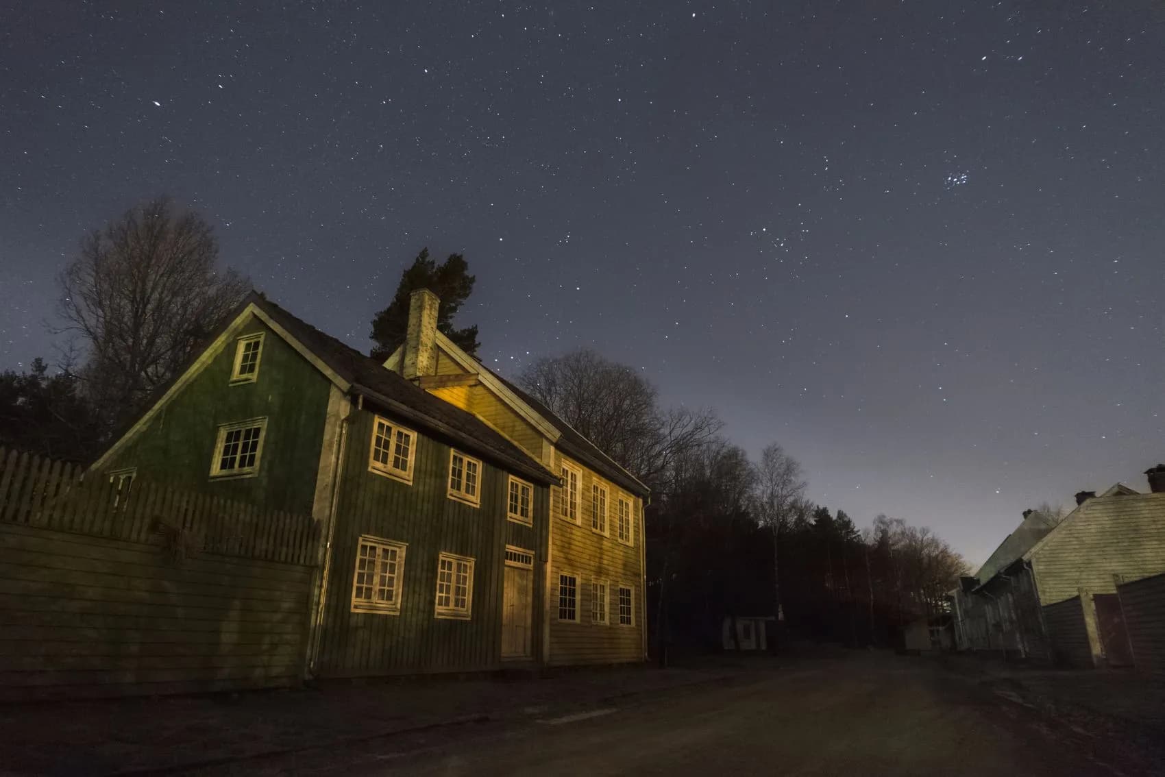 Gammelt trehus under stjernehimmel på Vest-Agder-museet