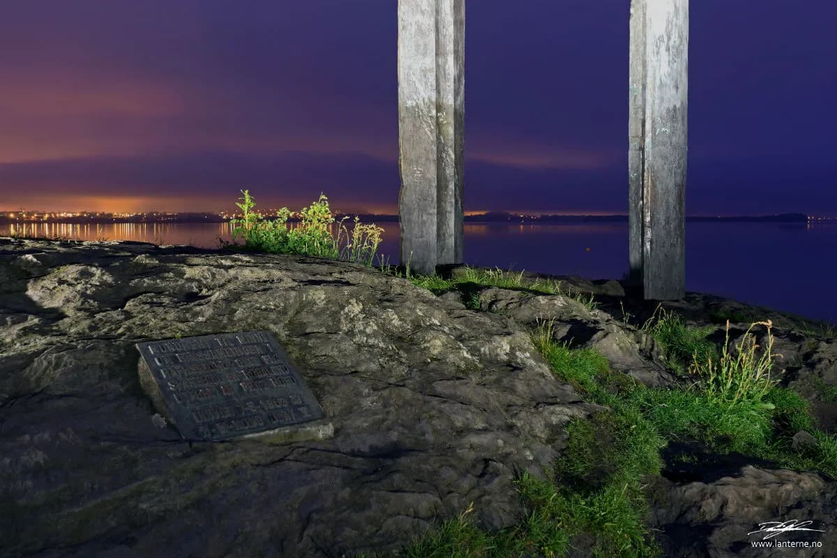Inskripsjonsplate i fjell ved Sverd i fjell-monumentet i Stavanger