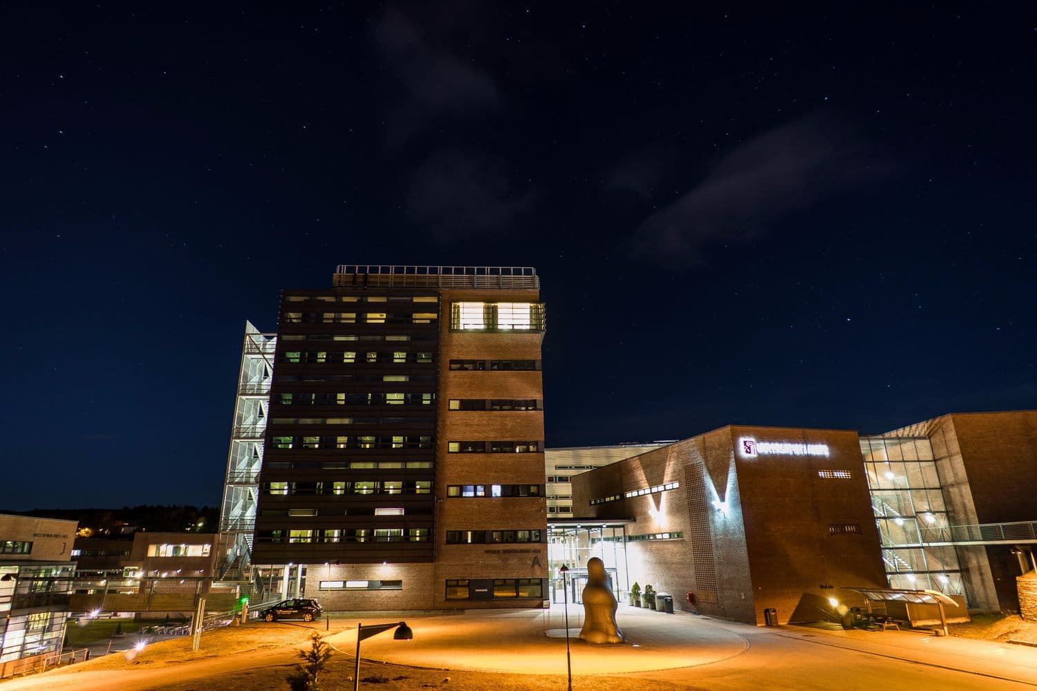 Henrik Wergelands hus ved UiA Kristiansand opplyst under stjernehimmel
