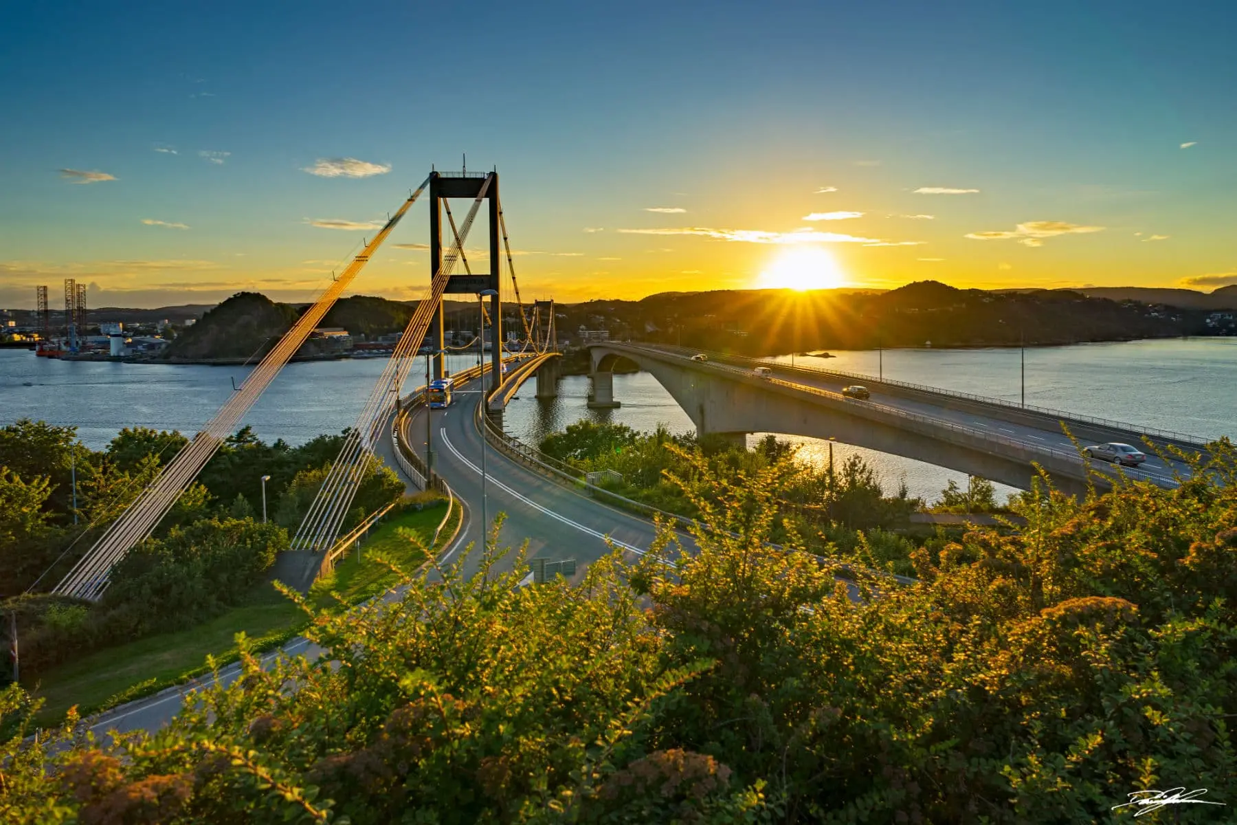 Varoddbrua i solnedgang sett fra Topdalsfjorden ved Kristiansand