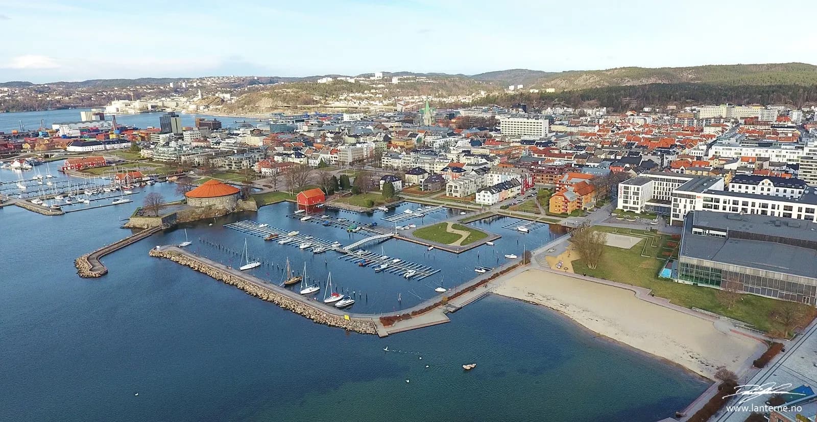 Dronefoto over Kristiansand som viser eiendomskontekst
